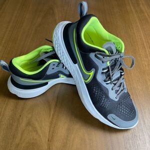 Nike Miler React Running Shoes in Black & Green M-7 / W-8.5
